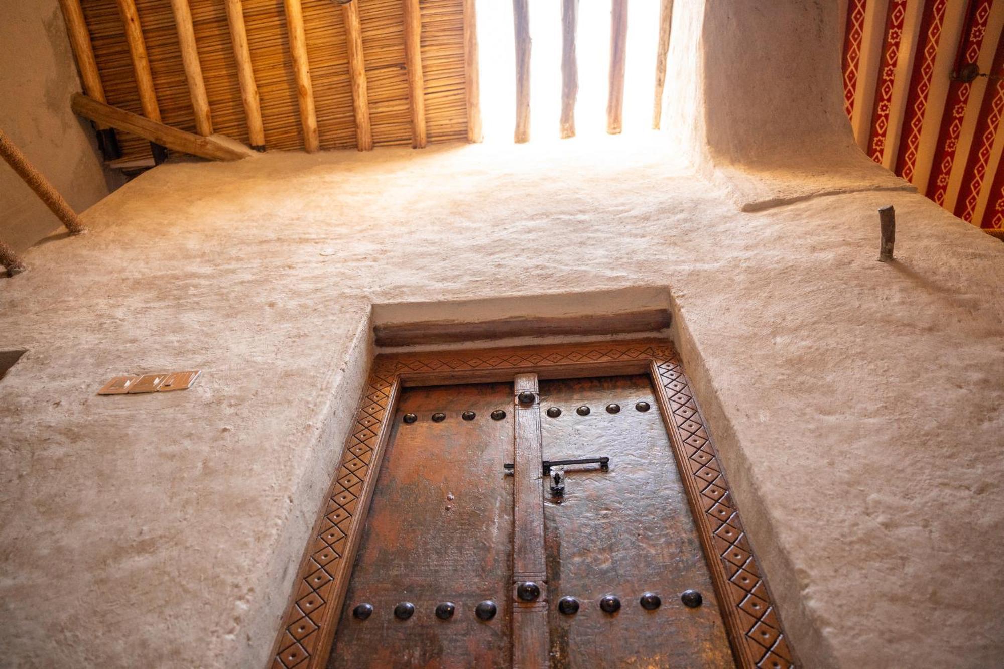 Nomad Inn Низва Екстериор снимка