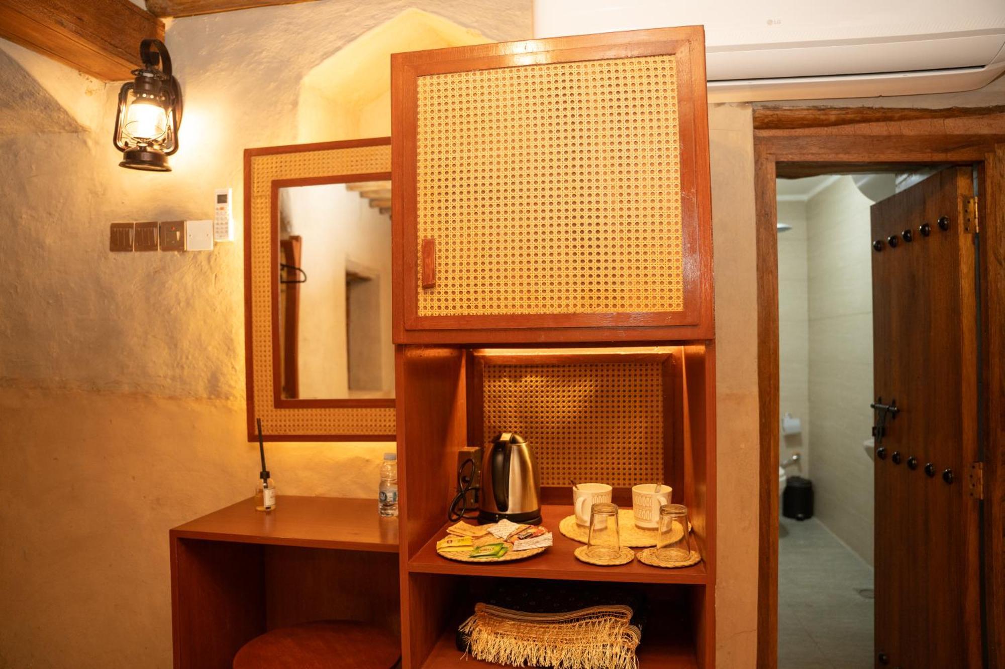 Nomad Inn Низва Екстериор снимка