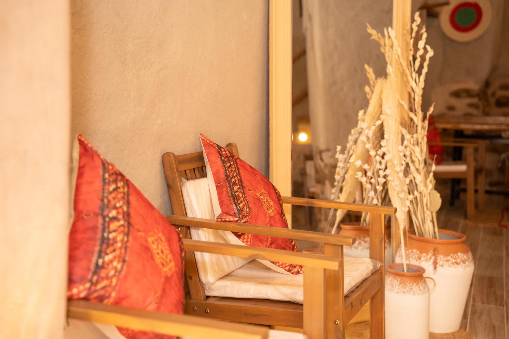 Nomad Inn Низва Екстериор снимка