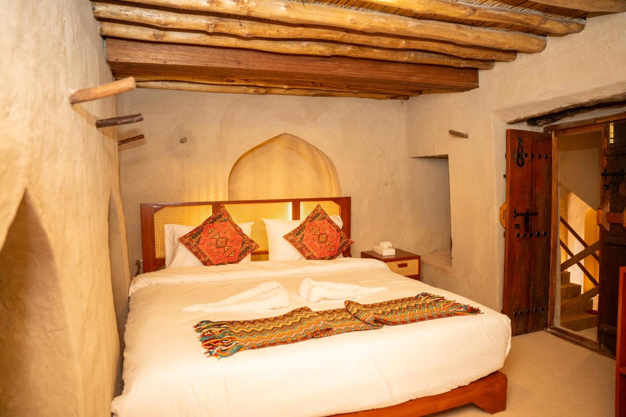 Nomad Inn Низва Екстериор снимка