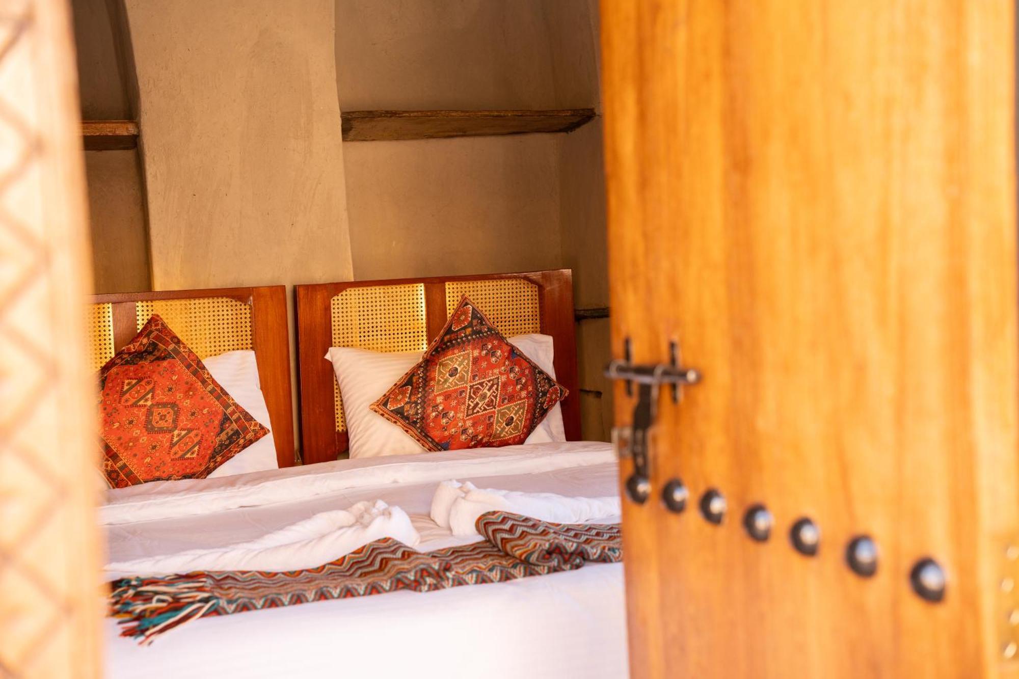 Nomad Inn Низва Екстериор снимка