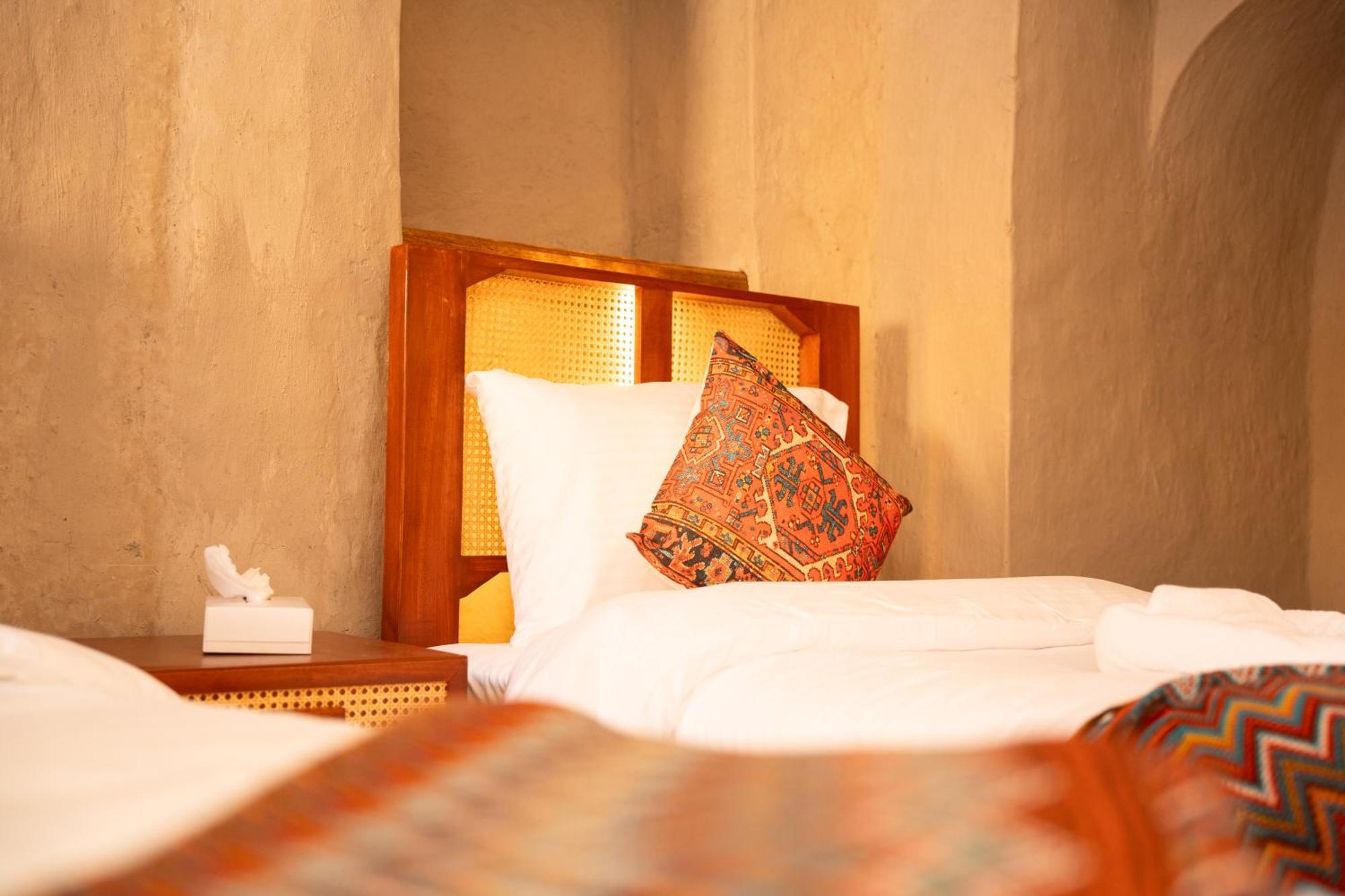 Nomad Inn Низва Екстериор снимка