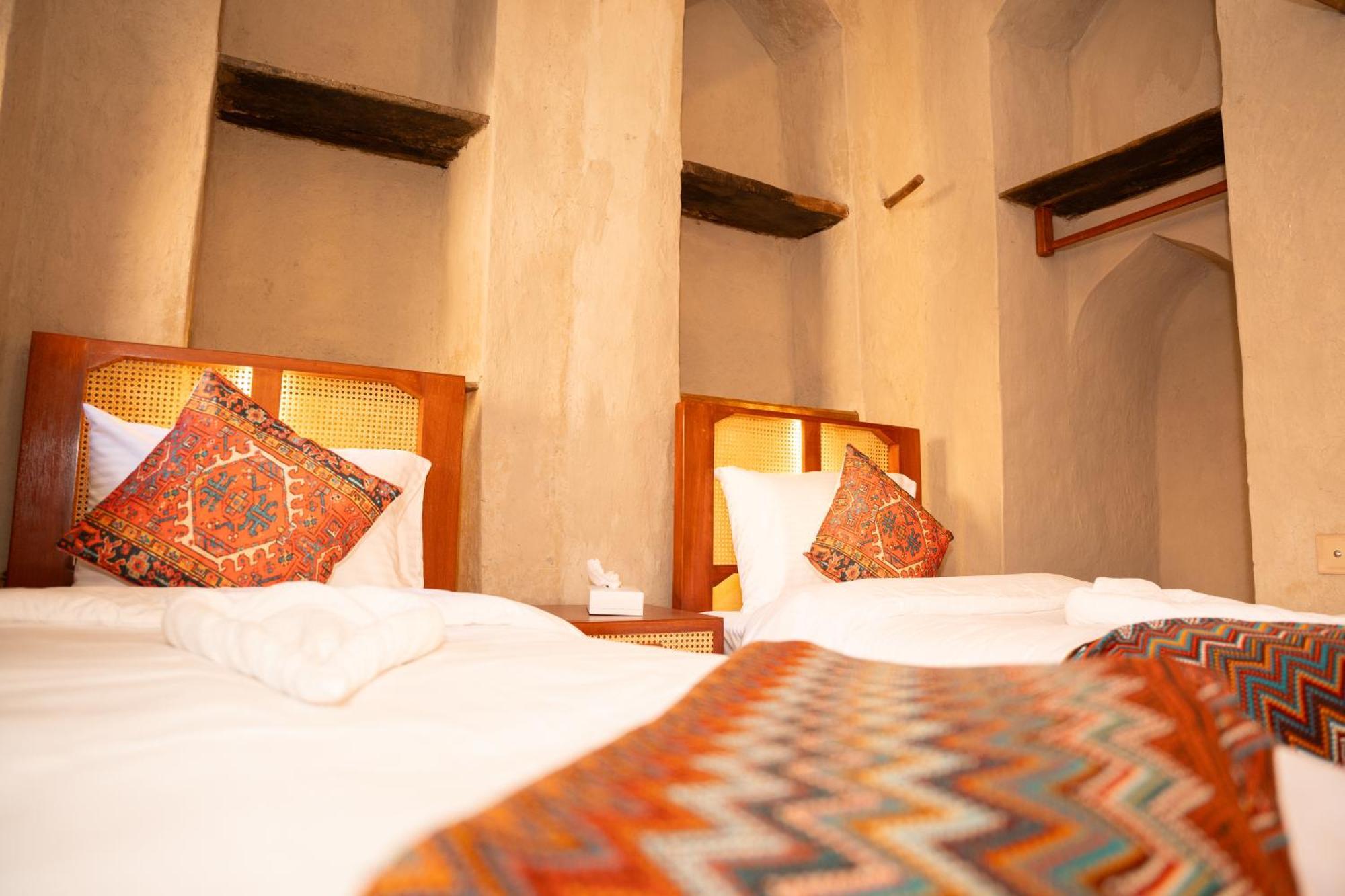 Nomad Inn Низва Екстериор снимка