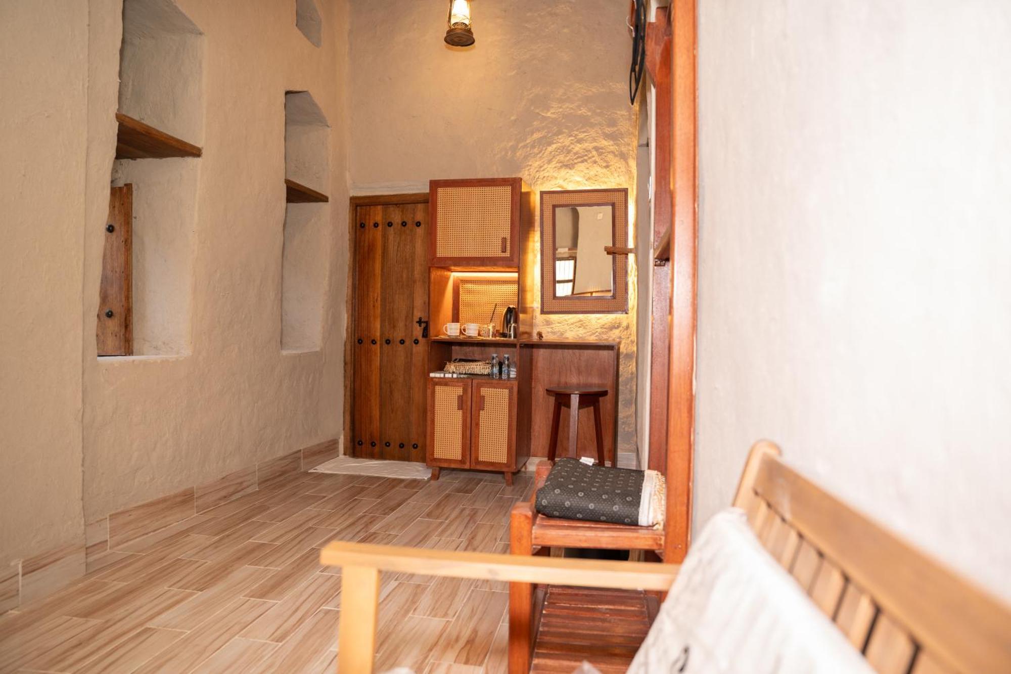 Nomad Inn Низва Екстериор снимка