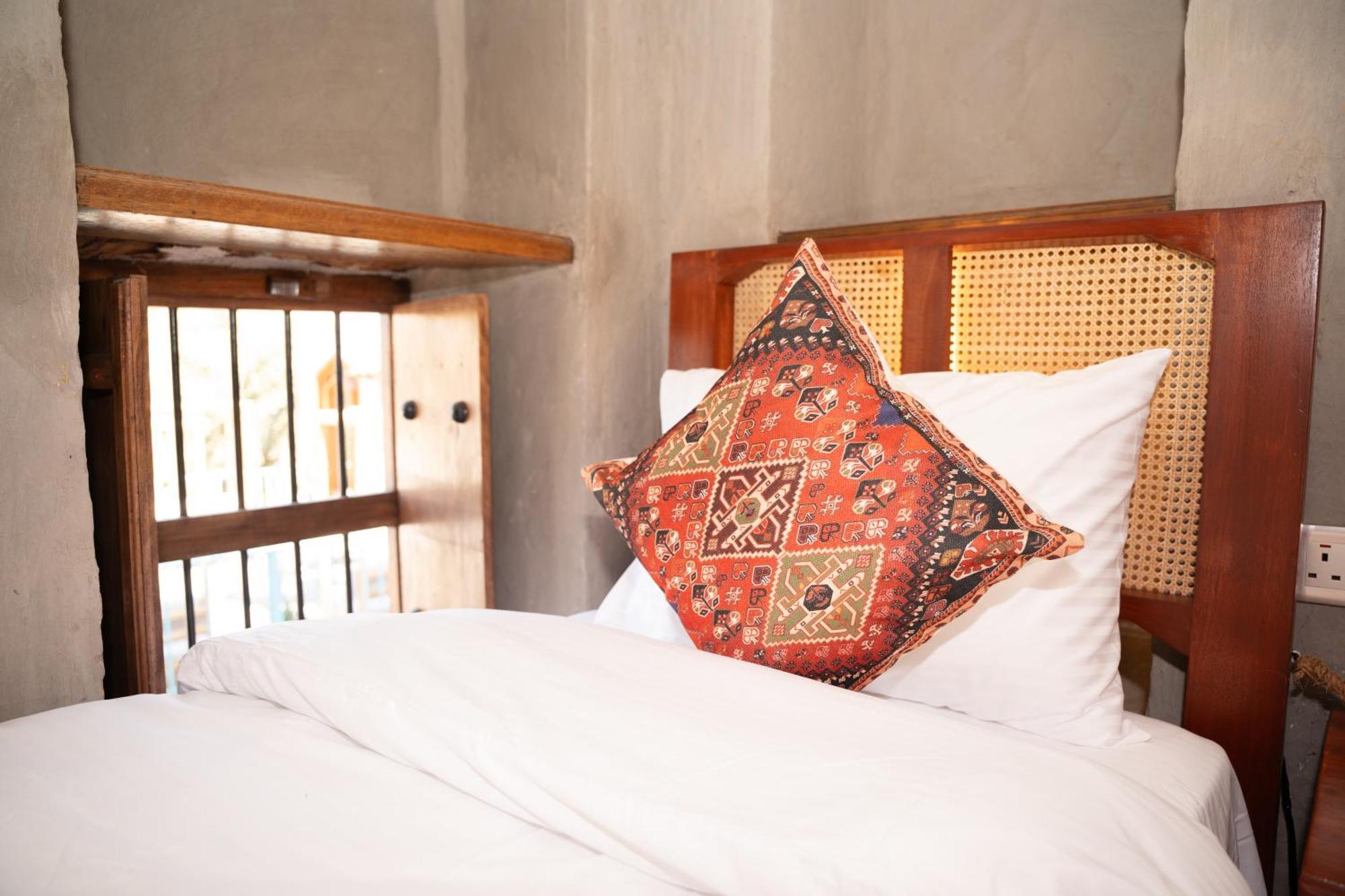 Nomad Inn Низва Екстериор снимка