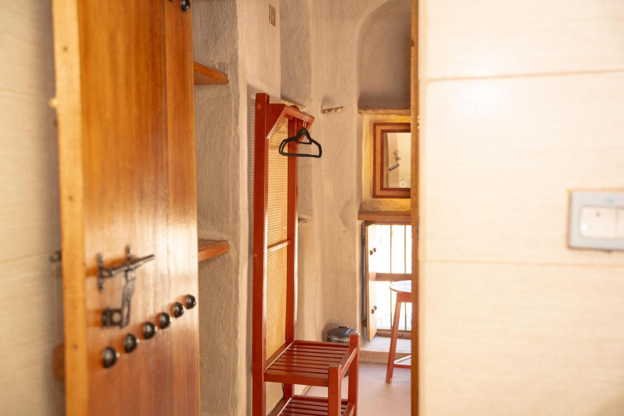 Nomad Inn Низва Екстериор снимка